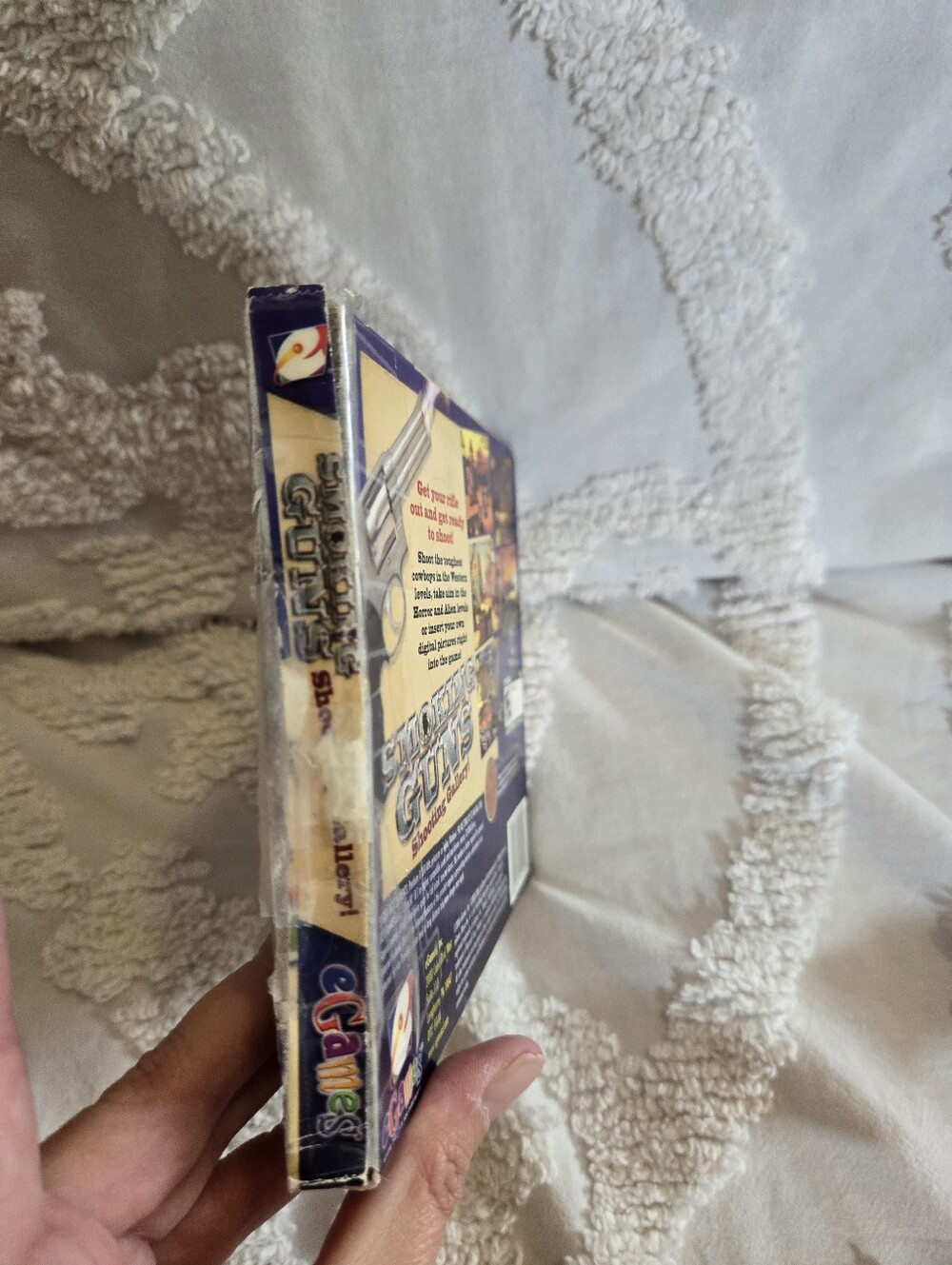 Smoking Guns PC Game Box - Yellow, Purple, Cream Artwork - Picture 4 of 7